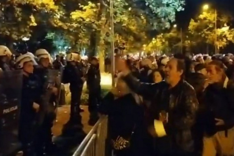Haos u Podgorici: Demonstranti blokirali vrata Skupštine, probijena i zaštitna ograda, vređaju Abazovića (VIDEO)