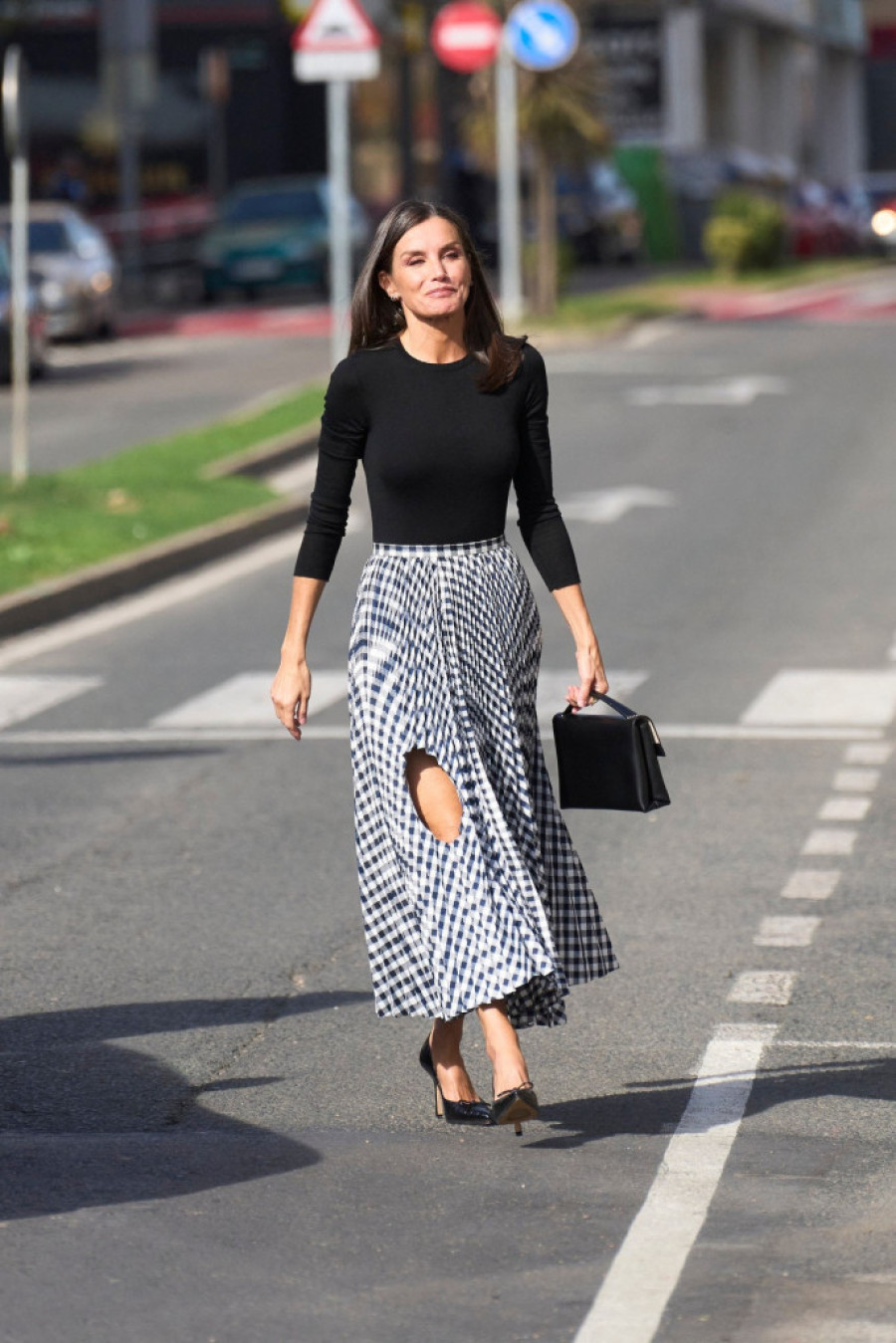 Odvažno izdanje kraljice Leticije: Rupa na kariranoj suknji otkrila i više nego što bismo očekivali od jedne plemkinje (FOTO)