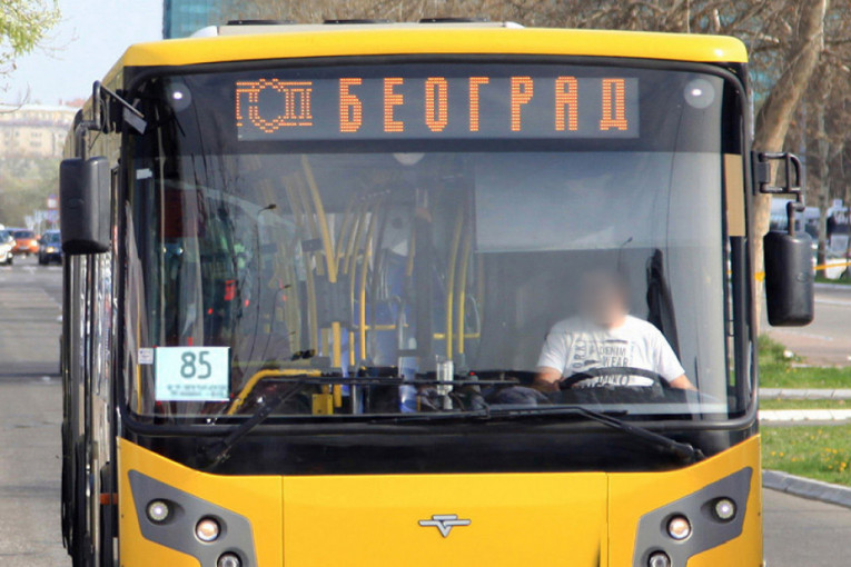 Drama na liniji 85 u Beogradu: Vrela ljubičasta tečnost prskala ljude u autobusu (VIDEO)