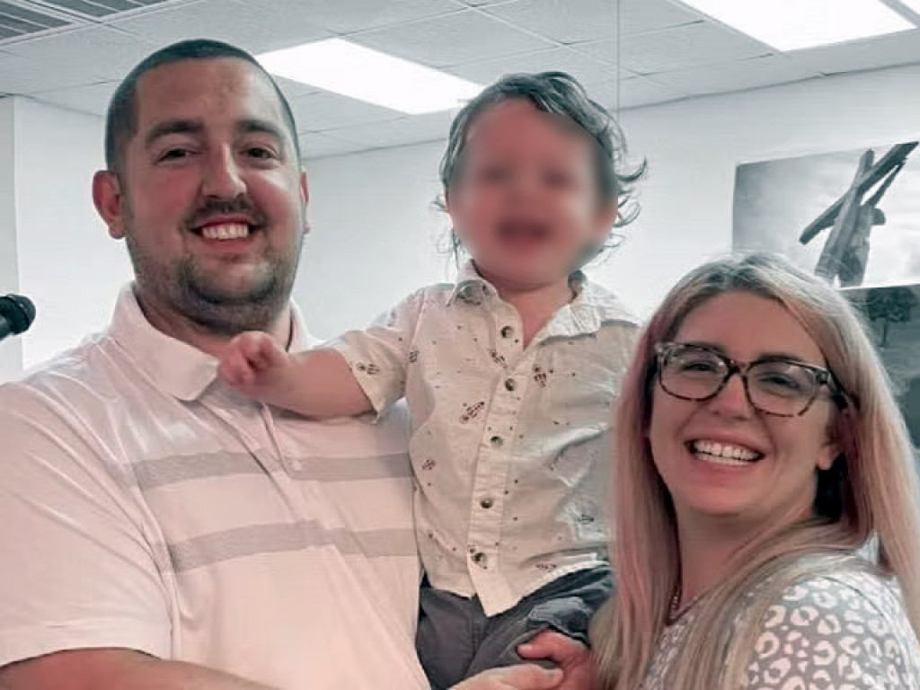 Stravična tragedija: Dečak (2) pronašao očev napunjen pištolj i upucao se! (FOTO)