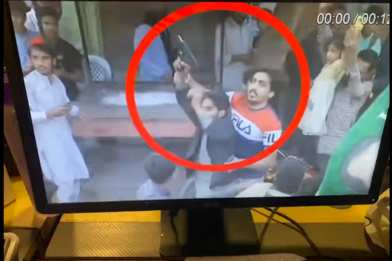 Kamere snimile napadača na Imrana Kana: U rukama drži repetiran pištolj, razjarena masa pokušava da ga savlada (VIDEO)