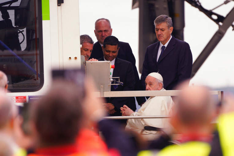 Papa Franja ima problema sa kolenom, uopšte nije mogao da hoda (VIDEO)