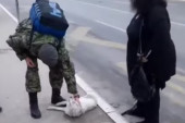 Snimak iz Niša vraća veru u ljude: Vozač autobusa udario psa, šutnuo ga i ostavio nemoćnog, onda je došao vojnik - kapa dole, momče (VIDEO)