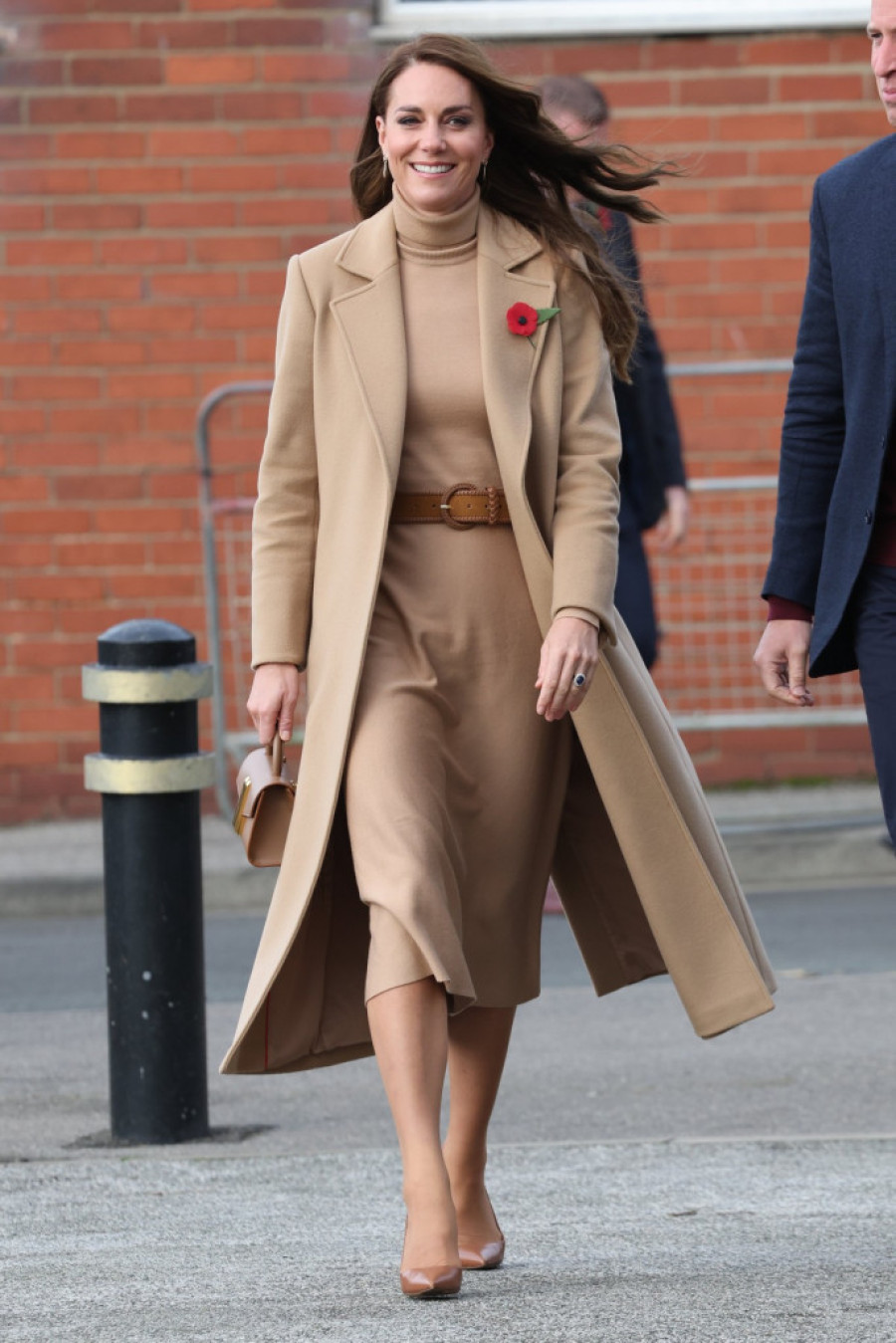 Kejt Midlton ni u bež nijansama od glave do pete ne izgleda dosadno: Kaput je i kod nas hit, kao i haljina i nevidljive cipele (FOTO)