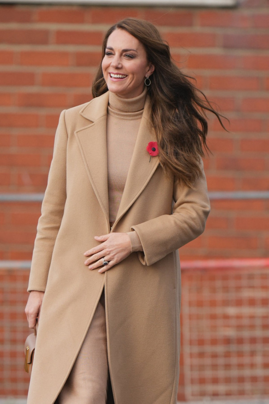 Kejt Midlton ni u bež nijansama od glave do pete ne izgleda dosadno: Kaput je i kod nas hit, kao i haljina i nevidljive cipele (FOTO)