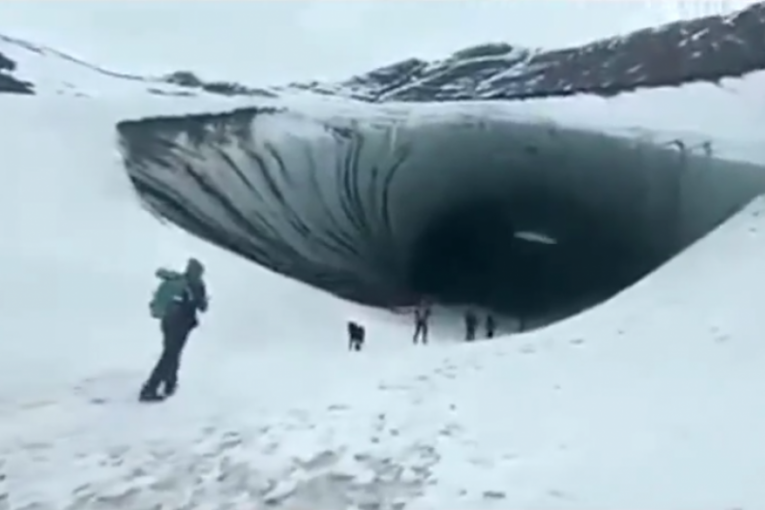 Komad leda se odlomio i ubio turistu pred samom pećinom: Snimljen dramatični trenutak pogibije (VIDEO)