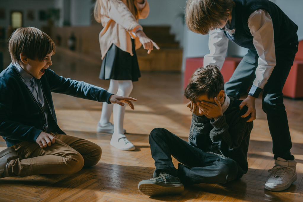 Učenici trećeg razreda napali petaka i slomili mu nos: Očajna majka otkriva strašne detalje – "Gađali su ga kesom sa staklenom teglom!"