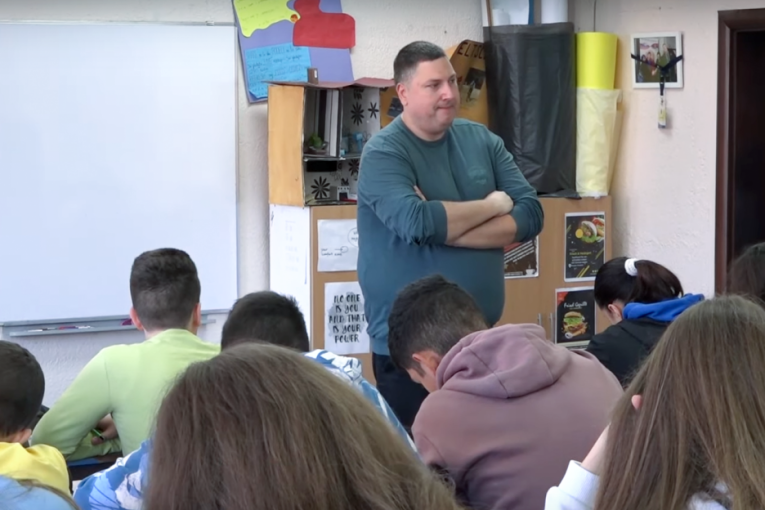 Bio žrtva vršnjačkog nasilja u školi, pa postao najbolji nastavnik na svetu:  Čudesna priča Borka Petrovića iz Paraćina