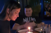 Trudna supruga Slobe Radanovića proslavila rođendan! Oduvala svećice, podelila sa mužem tortu, a onda je pevač zapevao za nju (FOTO)
