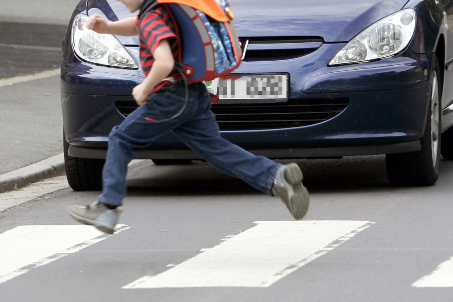 Novi zastrašujući TikTok izazov: Deca istrčavaju pred automobile, škola u Novom Sadu apelovala na roditelje!