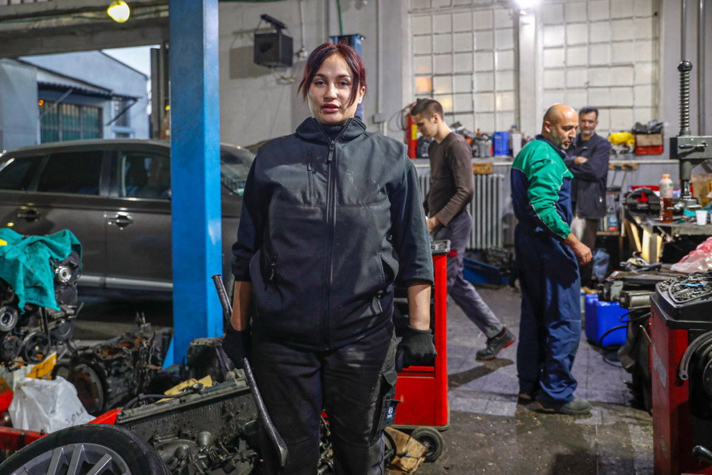 "Zemunska pepeljuga" Nina (25) prva je beogradska auto-mehaničarka: Isplakala je more suza, ali se ipak odlučila za "muški posao" (FOTO)