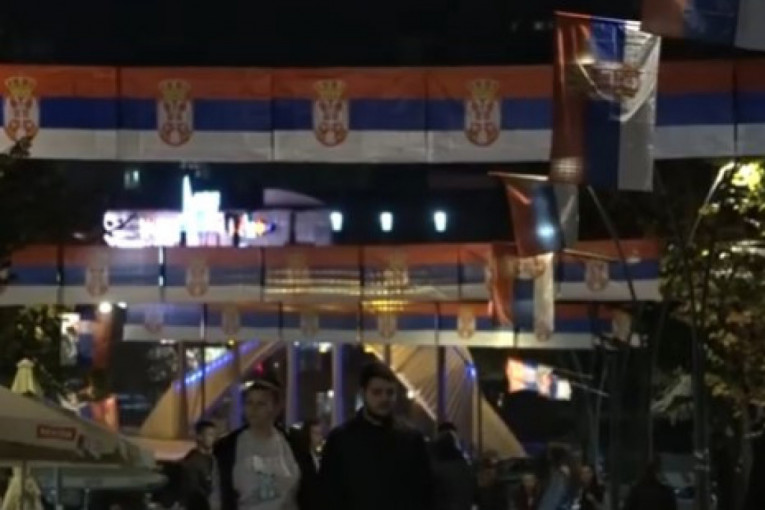 Počele pripreme za nedelju: Srpske zastave na svakom koraku u Severnoj Mitrovici (VIDEO)
