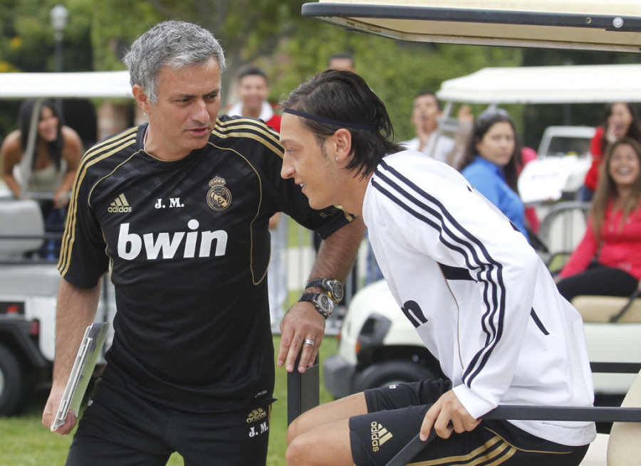 Kako je Murinjo "probudio" Ozila: S njom su bili svi igrači Intera i Milana, pa i stručni štabovi! (FOTO)