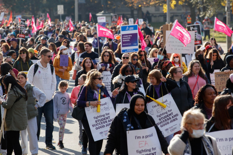 Oko 55.000 prosvetnih radnika stupilo u štrajk: Zatvorili vrata stotina kanadskih škola, traže veće plate
