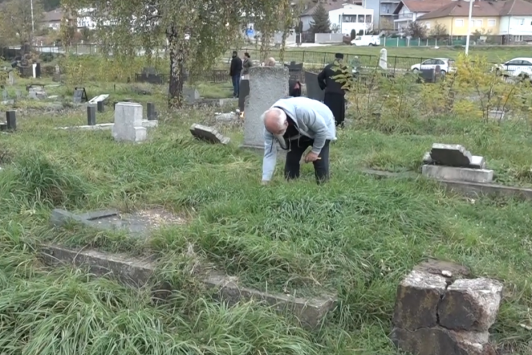 Srbe na KiM dočekao tužan prizor: Došli na zadušnice, pa zatekli uništene spomenike i zarasle grobove! (VIDEO)