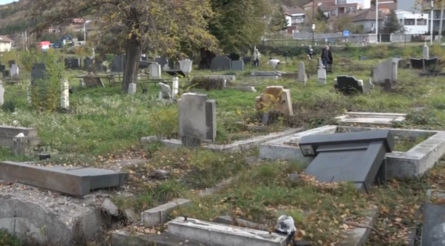 Srbe na KiM dočekao tužan prizor: Došli na zadušnice, pa zatekli uništene spomenike i zarasle grobove! (VIDEO)