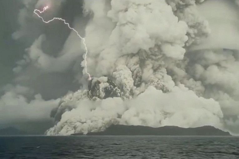 Nikad snažnija eksplozija: Vulkan na jugu Pacifika izbacio materijal do mezosfere, razorni cunamiji uništili hiljade domova (VIDEO)
