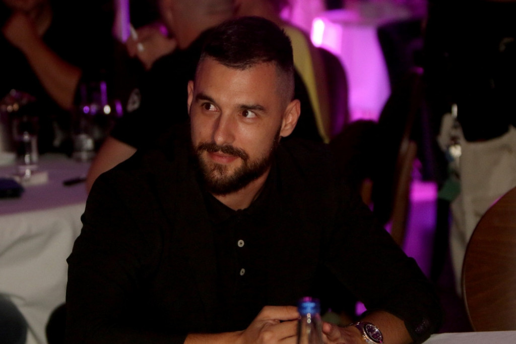 Šok transformacija voditeljke! Dea Đurđević sa 16 godina iz prvih redova navijala za pevača u "Zvezdama Granda" (FOTO)