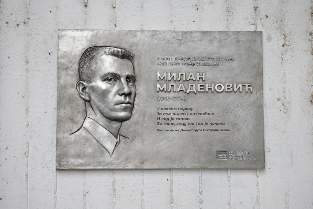 Otkrivena spomen ploča Milanu Mladenoviću: Urezani stihovi EKV u zgradi u kojoj je živeo (FOTO)