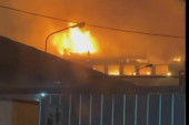 Požar u napuštenoj zgradi: Buknula vatra usred noći u Despota Stefana, gasilo je 40 vatrogasaca (VIDEO)