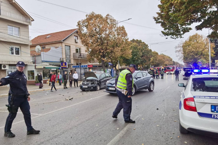 Lančani sudar u Nišu: Četvoro hitno prevezeno u Klinički centar, dva automobila napred skroz zgužvana (FOTO/VIDEO)