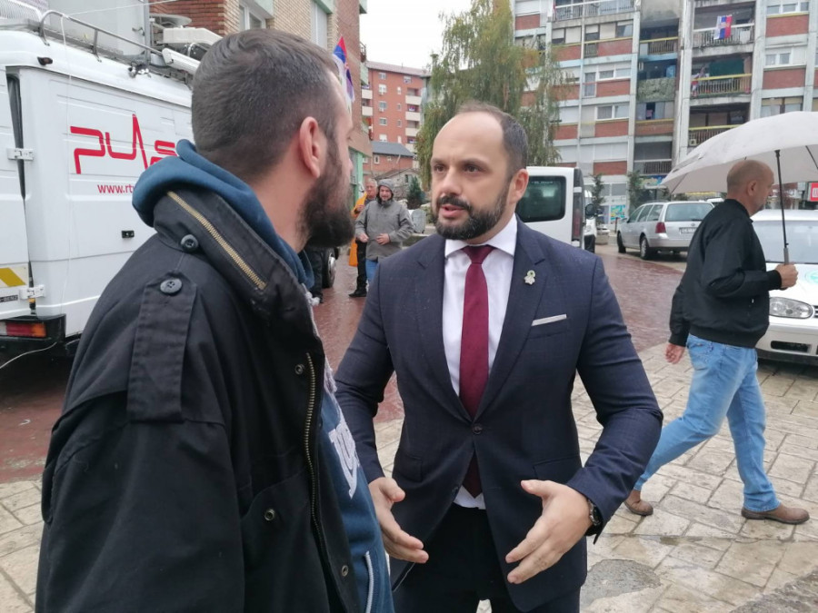 24sedam na Kosmetu: Mitrovicom se vijorile srpske zastave, orila himna, sa skupa poslata snažna poruka - neće nas slomiti! (FOTO/VIDEO)