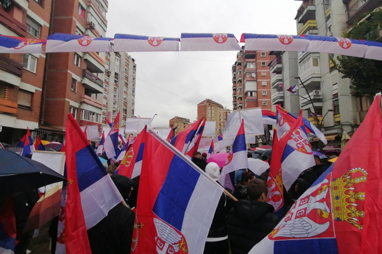24sedam na Kosmetu: Mitrovicom se vijorile srpske zastave, orila himna, sa skupa poslata snažna poruka - neće nas slomiti! (FOTO/VIDEO)