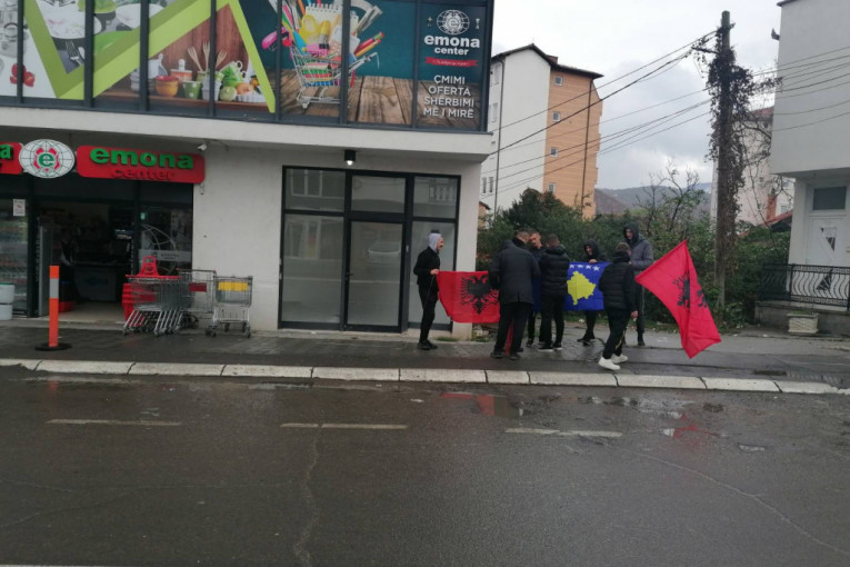 Albanci i danas provociraju: Kače zastave Albanije, lažne države i SAD na severu Mitrovice (VIDEO/FOTO)