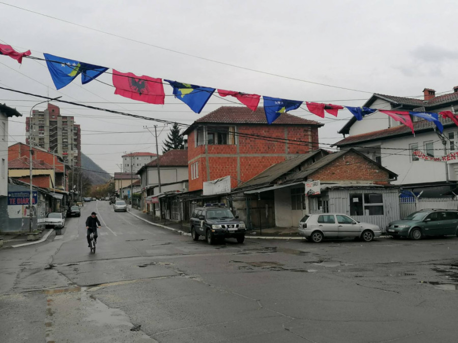 24sedam na Kosmetu: Mitrovicom se vijorile srpske zastave, orila himna, sa skupa poslata snažna poruka - neće nas slomiti! (FOTO/VIDEO)