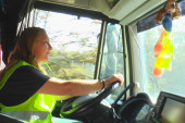 Žena zmaj vozi kamion bolje nego neki muškarci: Živka iz Čačka teretnjakom prošla čitavu Evropu, svaki dan preveze preko 100 tona kamena!