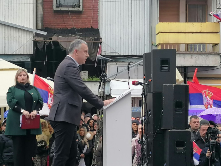 24sedam na Kosmetu: Mitrovicom se vijorile srpske zastave, orila himna, sa skupa poslata snažna poruka - neće nas slomiti! (FOTO/VIDEO)