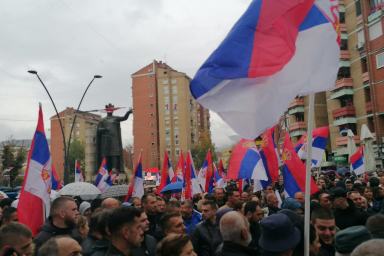 Odavno nije bio veći skup u Severnoj Mitrovici: Srpska trobojka na svakom koraku - visi sa bandera, prozora stanova... (FOTO)