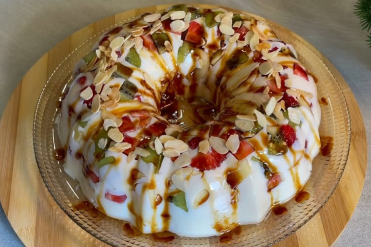 Recept dana: Torta sa voćem, keksom i pudingom - malo drugačija poslastica koja se brzo priprema, a dopašće se i najizbirljivijima (VIDEO)