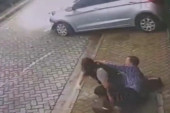 Ovo je bilo za dlaku! Momak i devojka tokom šetnje u poslednjem trenutku izbegli smrt (VIDEO)