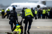Više od 200 aktivista blokiralo holandski aerodrom, sprečavali avione da poleću (VIDEO)
