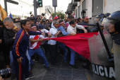Hiljade građana izašlo na ulice, žele da predsednik "padne": Haos u Peruu, sukobi širom gradova (FOTO)