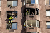 Pucali prozori, vatra ulazila u stanove: Stravičan požar progutao neboder na Menhetnu, povređeno 38 ljudi (FOTO/VIDEO)