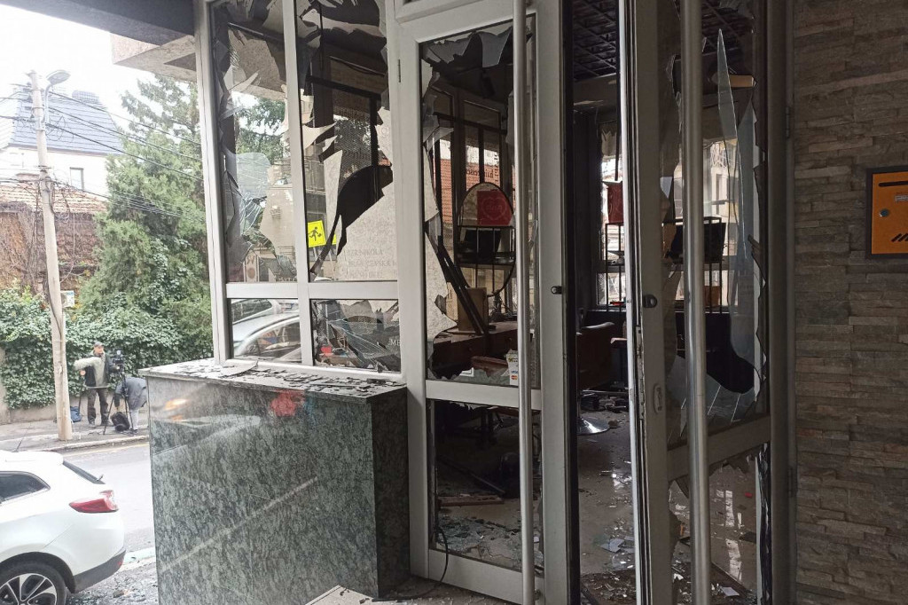 Prvi snimci i slike salona na koji je bačena bomba u Beogradu: Popucali prozori i vrata, staklo rasuto na sve strane (FOTO/VIDEO)
