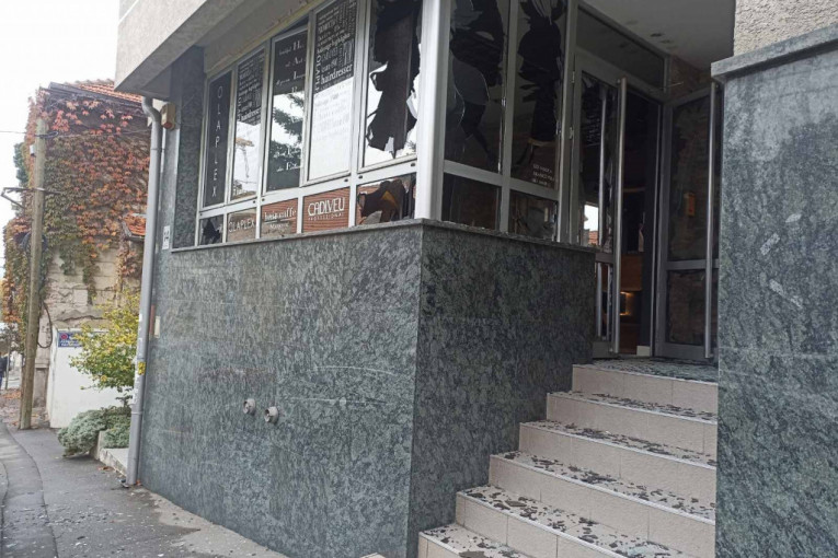 Radnica salona na koji je bačena bomba u Beogradu za 24sedam: Mlađi muškarac u sivom duksu prišao je sa čekićem, pa bacio bombu