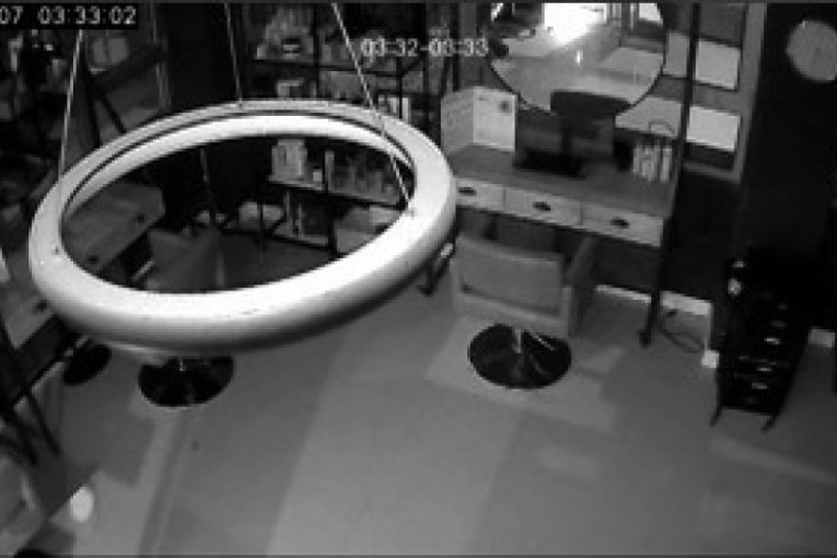 Prasak, pa eksplozija: Kamere snimile trenutak kada je bačena bomba na popularni salon na Vračaru! Pogledajte (VIDEO)