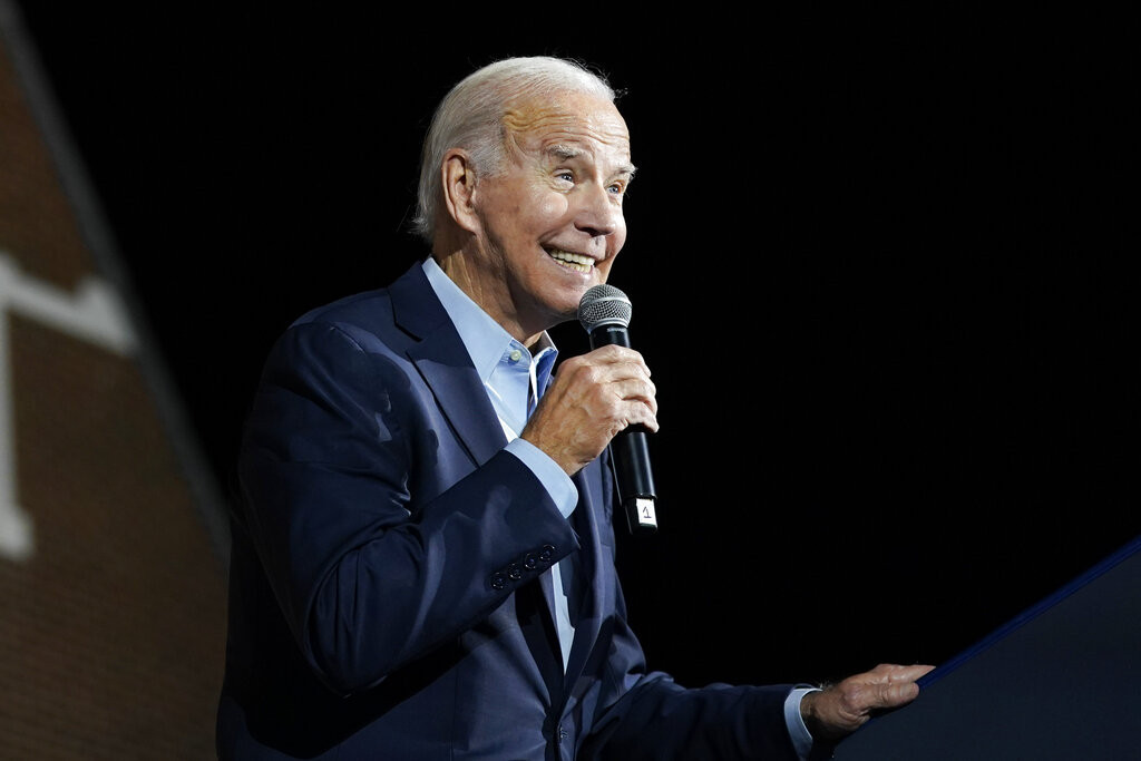 Bajdenu skratili stepenice aviona kako ne bi stalno padao: Šta sve njegovi saradnici rade da bi ublažili lapsuse i nezgode?