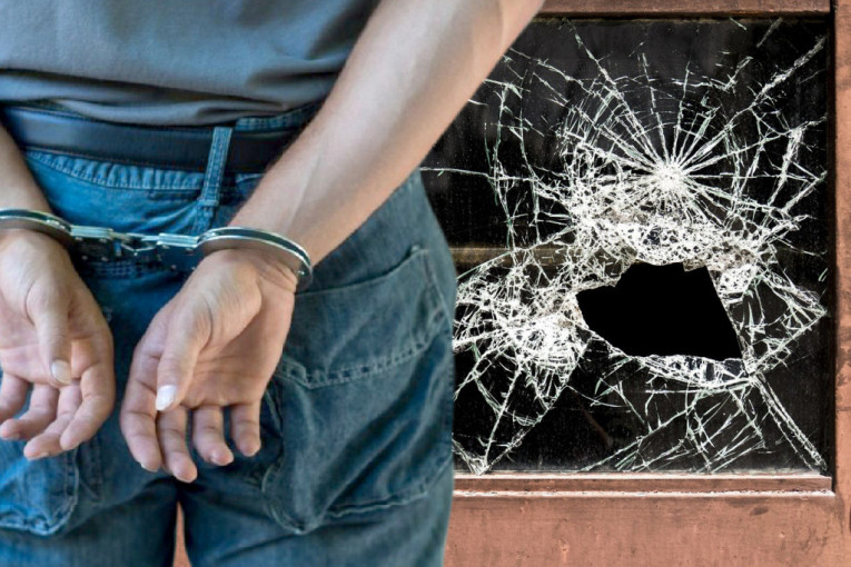 Tinejdžer (18) uništavao javnu imovinu u Ivanjici: Razbijao stakla na zgradi opštine, protiv njega podneta krivična prijava