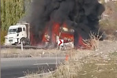 Stravična nesreća u Turskoj: Autobus naleteo na kamion i zapalio se, poginulo sedmoro ljudi (VIDEO)