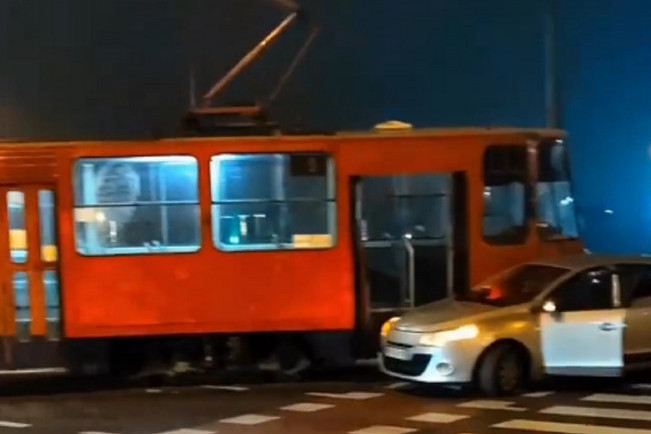 Saobraćajka na Novom Beogradu: Sudarili se tramvaj i automobil, stvorila se velika gužva (VIDEO)