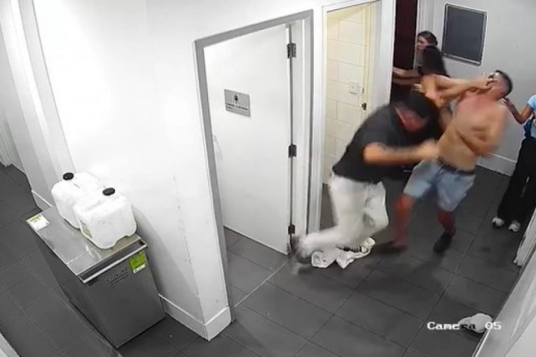 Muškarac pretukao čistača toaleta jer ga je prekinuo "u intimnim trenucima" sa devojkom: Besno izjurio i slomio mu nos (VIDEO)