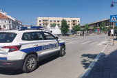 Sraman pokušaj prevare u Kragujevcu: Bacaju se pod vozila na pešačkom prelazu, pa onda traže novac od vozača da ne bi zvale policiju!