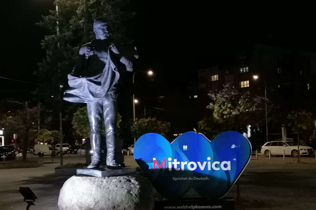 24sedam u južnom delu Kosovske Mitrovice: Ikonografija od koje se ledi krv u žilama - od Ise Boljetinca do OVK simbola (FOTO)