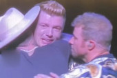 Smrt brata ga je dotukla: Slavni pevač pustio gorke suze na bini, a potez kolega će vas raznežiti! (VIDEO)