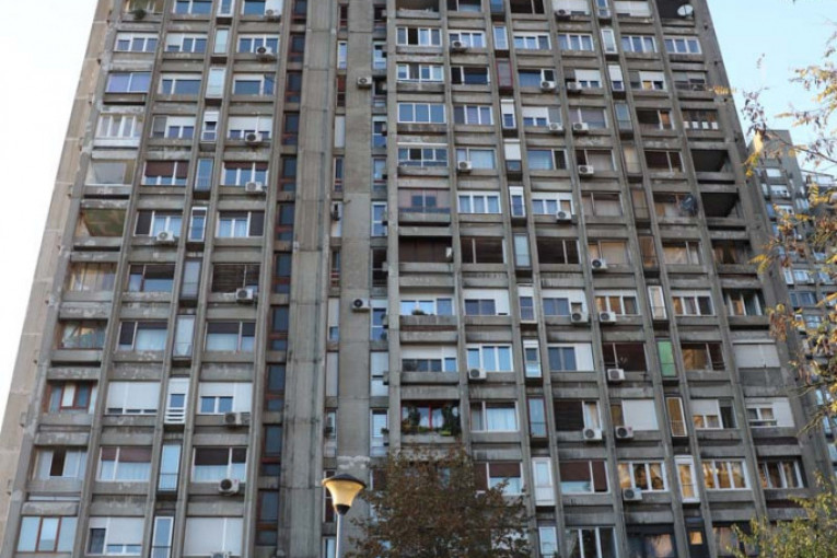 "Ako vam gori pod nogama za sijalicu od 50 dinara - doniram!": Beograđanin pobesneo zbog poteza komšija (FOTO)