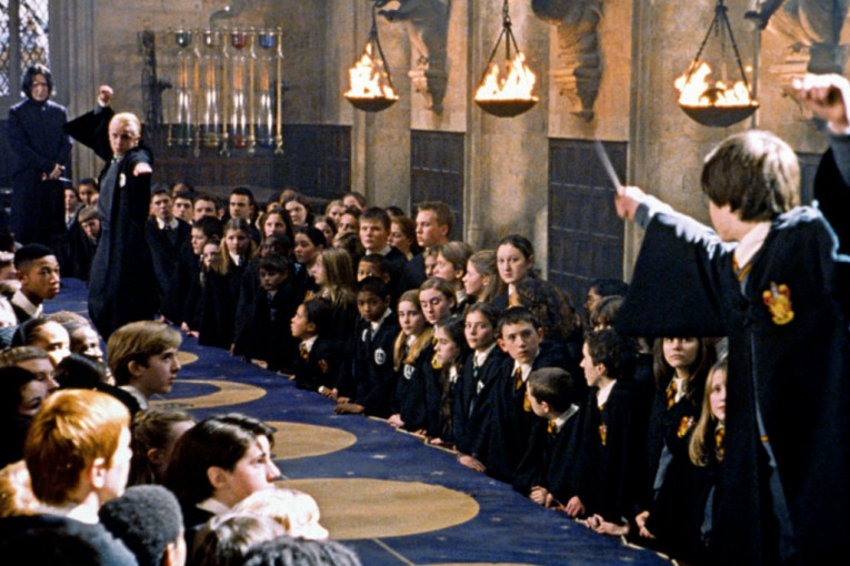 Preminuo  glumac Lesli Filips: Imao je posebnu ulogu u filmovima o Hariju Poteru (FOTO)